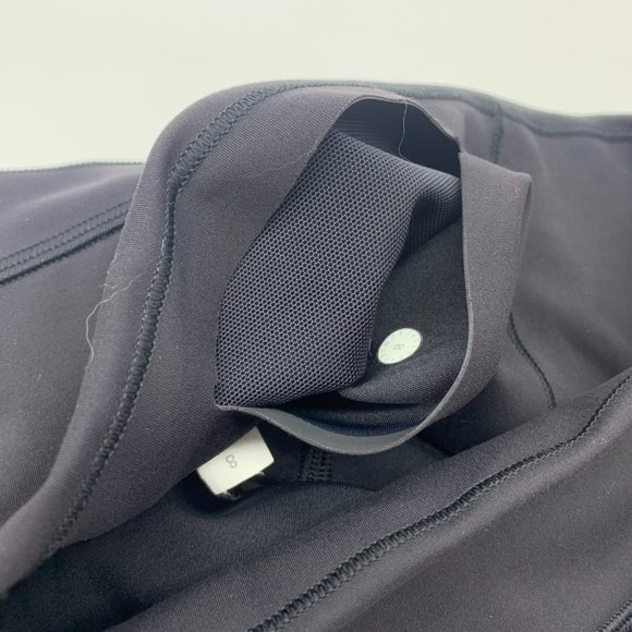 Lululemon Women's Low Rise Black Athletic Shorts Nylon 8 EUC - Picture 4 of 4